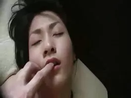 Athena Faris viettelee putkimiehen ja harrastaa mummo porno videot seksiä hänen kanssaan keittiössä