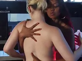 Tatuoitu punapää lutka Maci May saa kauniisti perseestä porno piilokamera sisään POV