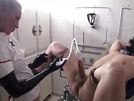 Bridgette B harrasti seksiä postimiehen mummoporno kanssa