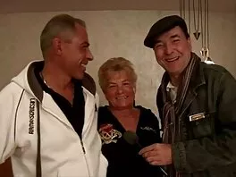 Osa Lovely saa lyödä sukkahousunsa reiän isä porno läpi