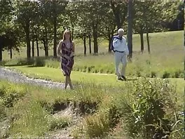 Ihana tyttö tiukka pillu porno huvittaa ystäväänsä